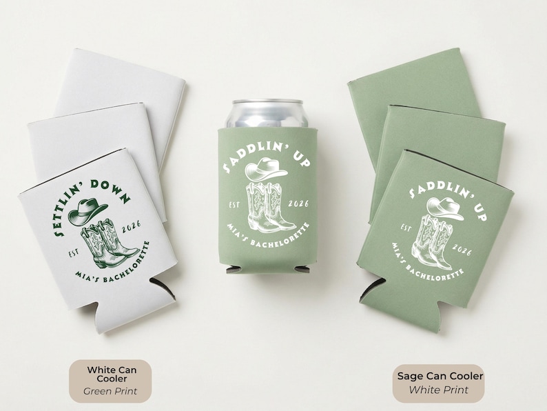 Puede incluir: Enfriadores de latas blancos y verde salvia con gr&aacute;ficos de botas y sombreros de vaquero. El texto en los enfriadores dice "Settlin' Down" y "Saddlin' Up" con "Mia's Bachelorette" y el a&ntilde;o 2026. La imagen tambi&eacute;n muestra el texto "White Can Cooler Green Print" y "Sage Can Cooler White Print".