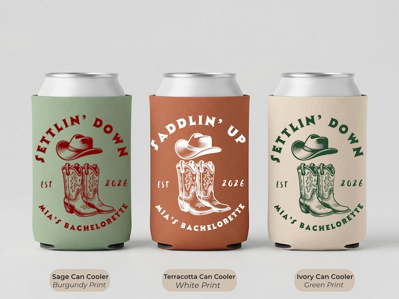 Puede incluir: Tres enfriadores de latas en salvia, terracota e marfil. Cada uno presenta un sombrero de vaquero y botas con el texto "Settlin' Down" o "Saddlin' Up", "Est 2026" y "Mia's Bachelorette". El enfriador de salvia tiene una impresi&oacute;n burdeos, el terracota tiene una impresi&oacute;n blanca y el marfil tiene una impresi&oacute;n verde.