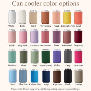 Puede incluir: En la imagen se muestran enfriadores de latas en varios colores: blanco, marfil, arena, terracota, melocot&oacute;n, sorbete de lim&oacute;n y coral. Otros colores incluyen rubor, rosa beb&eacute;, lavanda, sand&iacute;a, baya, palo de rosa y borgo&ntilde;a. La imagen tambi&eacute;n muestra espuma de mar, musgo, salvia, verde bosque, violeta, gris, rosa intenso, azul, azul vaquero, azul riviera, marino, espresso, negro y moca.