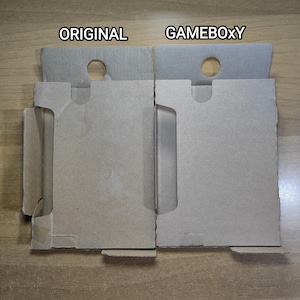 Può includere: Un cartello in legno rustico con la scritta "Welcome to our home" in lettere bianche. Il cartello presenta una finitura invecchiata e un design semplice e invitante, perfetto per l'arredamento dell'ingresso.