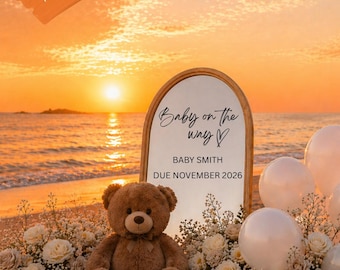 Plantilla editable de Canva con osito de peluche al atardecer para anuncios de bebés y baby showers. Plantilla de publicación en redes sociales con estética neutra para anuncios de revelación de género.