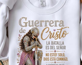 May include: A white crewneck sweatshirt featuring a graphic of a kneeling warrior in armor holding a sword. The text reads "Guerrera de Cristo", "LA BATALLA ES DEL SEÑOR", "NO ESTOY SOLO, DIOS ESTÁ CONMIGO", and "2 CRÓNICAS 20:15" with floral accents.