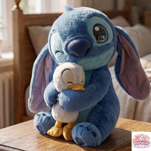 Puede incluir: Un gran peluche azul del personaje Stitch de Lilo & Stitch, abrazando a un pequeño pato de peluche blanco. Stitch tiene orejas grandes, una nariz grande y una expresión amigable. El pato tiene pico y patas amarillas. Los juguetes están sobre una superficie de madera.