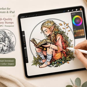 Può includere: Un tablet digitale che mostra un'illustrazione a colori di un elfo che legge un libro all'interno di una cornice circolare. Lo schermo mostra l'interfaccia di Procreate con una tavolozza di colori, mentre uno stilo è tenuto vicino allo schermo. Il testo include Perfect for Procreate & iPad, High-Quality Fantasy Stamps, PNG, JPG, Transparent e Instant Download Create, Color, Inspire.