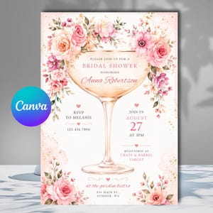 Könnte beinhalten: Eine blushfarbene Brautparty-Einladung mit einem Champagnerglas-Design, verziert mit rosa Blumenarrangements. Die Einladung enthält Details wie den Namen der Geehrten, Datum, Uhrzeit, RSVP-Informationen und Registrierungsdetails. Das Canva-Logo ist sichtbar.