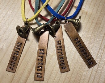 Colgante de metal estampado a mano de House Pride en collar de color coordinado de 14 pulgadas con dije de bruja de mago de bronce