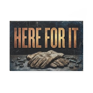 Puede incluir: Letrero rectangular con las palabras "HERE FOR IT" en letras doradas. El letrero presenta un par de guantes de trabajo de cuero desgastados, pernos y tuercas. El fondo es de color azul oscuro desgastado.