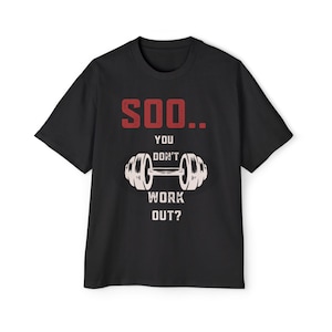 Könnte beinhalten: Ein schwarzes Kurzarm-T-Shirt mit einem Grafikdruck in Rot und Weiß. Der Text lautet "SOO.. YOU DON'T WORK OUT?" mit einer weißen Abbildung einer Hantel, die zwischen den Textzeilen auf der Vorderseite des Kleidungsstücks platziert ist.