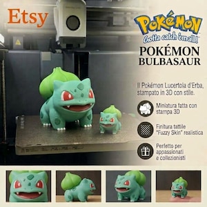 Op de afbeelding: Twee 3D-geprinte Bulbasaur-figuren in lichtgroen met donkergroene vlekken en rode ogen. Het grotere figuur heeft een groene bol op de rug. De tekst bevat Pokémon Gotta catch em all! POKÉMON BULBASAUR en details over het 3D-printproces.