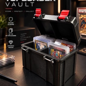 Puede incluir: Un estuche de almacenamiento rectangular negro llamado The Toploader Vault con cierres rojos, diseñado para guardar tarjetas coleccionables en fundas protectoras. El interior cuenta con divisores verticales y el exterior muestra el texto Store, Protect, Collect, Secure Closure, Up to 50 Toploaders, Durable Design y More Than a Hobby.