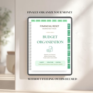 Op de afbeelding: Een digitaal financieel reset-werkbladpakket weergegeven op een tabletscherm. De interface bevat groene tabbladen met de labels Home, Review, Organize, System, Plan, Track, Notes. De tekst luidt Financial Reset Worksheet Pack, Budget Organization.