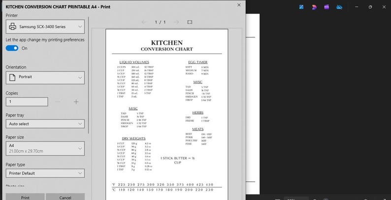 Puede incluir: Una tabla de conversi&oacute;n de cocina imprimible en papel A4, que se muestra en la pantalla de una computadora. La tabla incluye vol&uacute;menes de l&iacute;quidos, pesos secos y conversiones de temperatura. La configuraci&oacute;n de la impresora es visible.