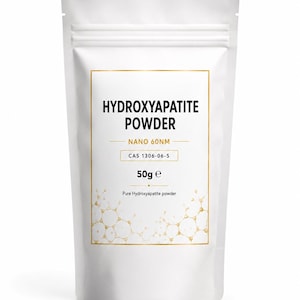 Peut inclure: Un sachet blanc à fond plat contenant de la poudre d'hydroxyapatite. L'étiquette porte les inscriptions HYDROXYAPATITE POWDER, NANO 60NM, CAS 1306-06-5, 50g e, et Pure Hydroxyapatite powder, avec une bordure dorée et un motif moléculaire doré.