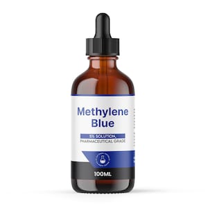 Może przedstawiać: Brązowa szklana butelka z czarnym zakraplaczem, z napisem "Methylene Blue". Etykieta wskazuje również 5% roztwór, jakość farmaceutyczną i objętość 100 ml. Butelka stoi na białym tle.