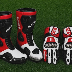 Peut inclure: Une paire de bottes de moto rouges, blanches et noires avec une paire de gants de moto assortis. Les bottes présentent le logo Suzuki sur le tibia et la pointe. Les gants ont des protections métalliques aux articulations et le logo Suzuki.
