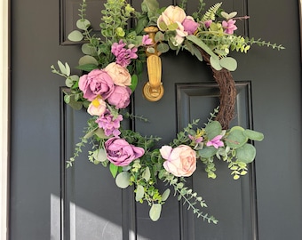 Różowo-fioletowy wianek z eukaliptusa i piwonii, wiosenno-letnia dekoracja drzwi do domu w stylu wiejskim