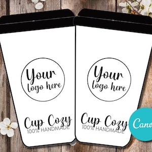 Può includere: Due custodie bianche per tazze da caffè con coperchi neri. Ogni custodia ha uno spazio circolare per un logo e il testo "Your logo here". Sotto, il testo recita "Cup Cozy 100% Handmade". Un cerchio turchese con "Canva" si trova nell'angolo in basso a destra.