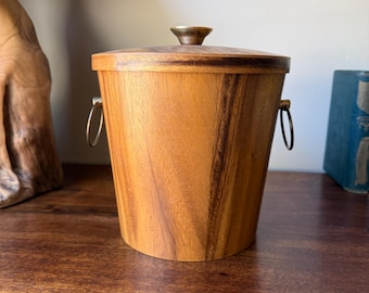 Cubitera de teca vintage con la marca KMC, revestida y aislada de aluminio.