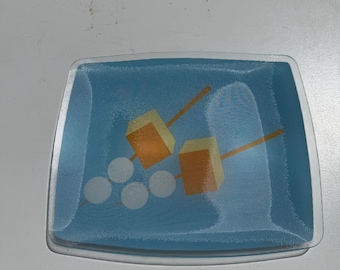 Bandeja de vidrio para embutidos o vajilla inspirada en el estilo de mediados de siglo.