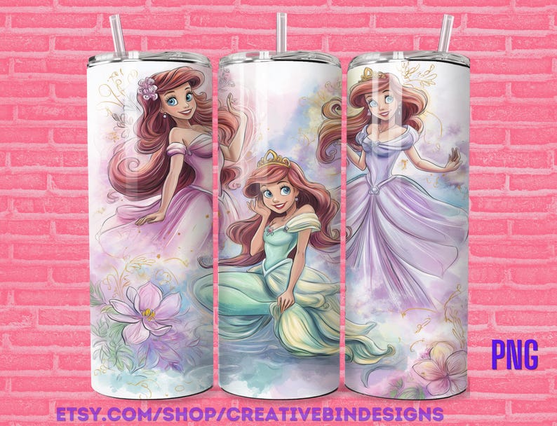 Puede incluir: Tres vasos de acero inoxidable con ilustraciones de una princesa pelirroja con diferentes vestidos. Los vasos tienen un fondo blanco con efecto acuarela y detalles florales. Cada vaso tiene una pajita y el texto "PNG".