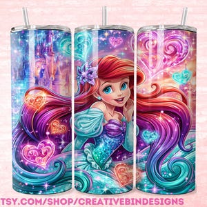 Puede incluir: Un vaso con una vibrante ilustraci&oacute;n de una princesa pelirroja, vestida con un vestido azul, rodeada de corazones y un castillo. El dise&ntilde;o incorpora tonos de azul, morado y rosa, con el texto "PNG" y "ETSY.COM/SHOP/CREATIVEBINDESIGNS".