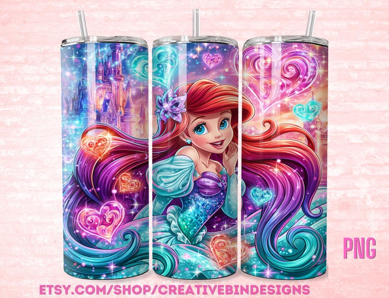 Puede incluir: Un vaso con una vibrante ilustraci&oacute;n de una princesa pelirroja, vestida con un vestido azul, rodeada de corazones y un castillo. El dise&ntilde;o incorpora tonos de azul, morado y rosa, con el texto "PNG" y "ETSY.COM/SHOP/CREATIVEBINDESIGNS".