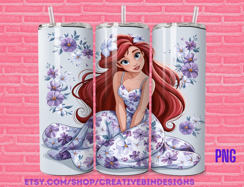 K&ouml;nnte beinhalten: Ein hellblauer Becher mit einer Cartoon-Meerjungfrau mit langen roten Haaren und einem Blumenkleid. Der Becher ist mit lila und wei&szlig;en Blumen verziert. Der Text "PNG" und "ETSY.COM/SHOP/CREATIVEBINDESIGNS" sind sichtbar.