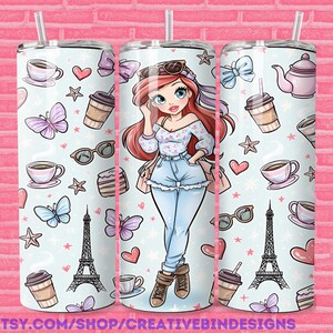K&ouml;nnte beinhalten: Ein zylindrischer Becher mit hellblauem Hintergrund und einem wiederkehrenden Muster aus Kaffeetassen, Schmetterlingen, Herzen, Sternen und dem Eiffelturm. Eine zentrale Illustration zeigt eine Figur mit langem rotem Haar in einem Blumenoberteil und Jeans.