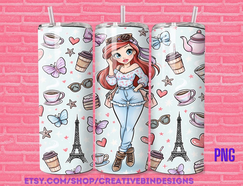 K&ouml;nnte beinhalten: Ein zylindrischer Becher mit hellblauem Hintergrund und einem wiederkehrenden Muster aus Kaffeetassen, Schmetterlingen, Herzen, Sternen und dem Eiffelturm. Eine zentrale Illustration zeigt eine Figur mit langem rotem Haar in einem Blumenoberteil und Jeans.