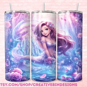 Op de afbeelding: Een roestvrijstalen beker met een zeemeerminillustratie in paarse, blauwe en roze tinten. Het ontwerp bevat een zeemeermin, kwallen, bloemen en vlinders. De beker heeft een rietje en de tekst "ETSY.COM/SHOP/CREATIVEBINDESIGNS".