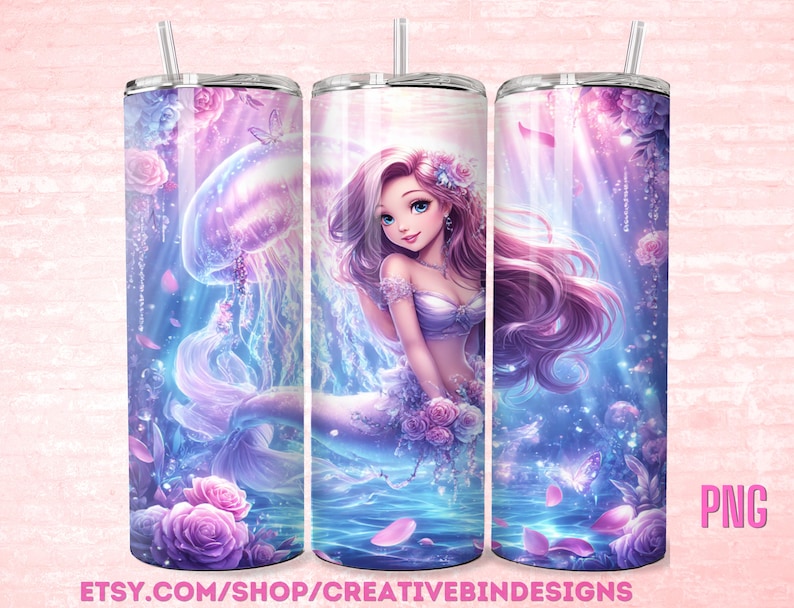 Op de afbeelding: Een roestvrijstalen beker met een zeemeerminillustratie in paarse, blauwe en roze tinten. Het ontwerp bevat een zeemeermin, kwallen, bloemen en vlinders. De beker heeft een rietje en de tekst "ETSY.COM/SHOP/CREATIVEBINDESIGNS".