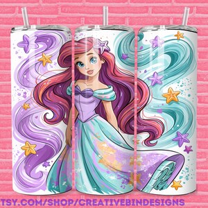 Op de afbeelding: Een cilindervormige beker met een cartoonillustratie van een personage met lang rood haar, een paars lijfje en een groenblauwe rok. Het ontwerp bevat wervelende paarse en groenblauwe patronen, gele en paarse zeesterren en een doorzichtige rietje.