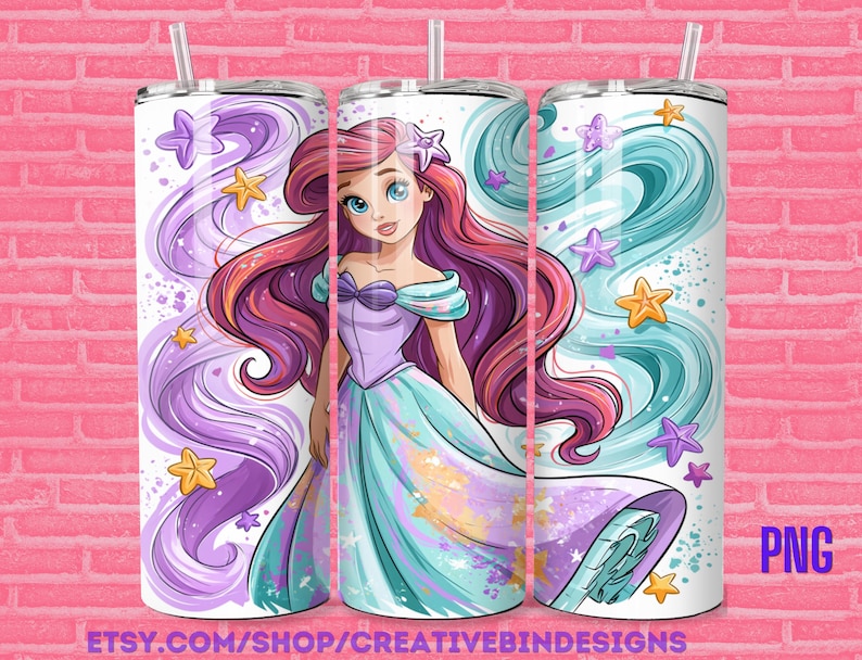 Op de afbeelding: Een cilindervormige beker met een cartoonillustratie van een personage met lang rood haar, een paars lijfje en een groenblauwe rok. Het ontwerp bevat wervelende paarse en groenblauwe patronen, gele en paarse zeesterren en een doorzichtige rietje.