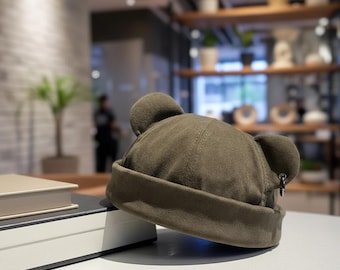 Kaki beanie met berenoren | Dockerpet met piercingring | Hoed zonder rand
