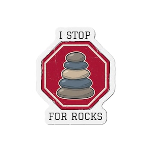 Puede incluir: Una pegatina con un diseño de señal de stop roja y el texto "I STOP FOR ROCKS". La pegatina presenta una pila de piedras equilibradas en tonos marrones y azules. El diseño tiene un aspecto envejecido y vintage.