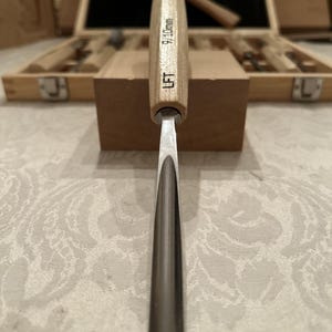 Conjunto de 12 goivas para entalhe com estojo e martelo, feitas à mão em freixo branco com afiação profissional. imagem 15