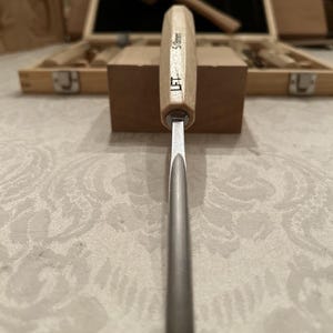Conjunto de 12 goivas para entalhe com estojo e martelo, feitas à mão em freixo branco com afiação profissional. imagem 18
