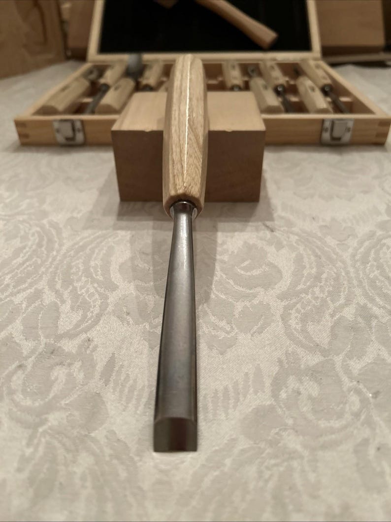Conjunto de 12 goivas para entalhe com estojo e martelo, feitas à mão em freixo branco com afiação profissional. imagem 14