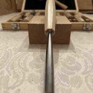 Conjunto de 12 goivas para entalhe com estojo e martelo, feitas à mão em freixo branco com afiação profissional. imagem 16