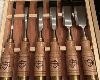 Conjunto de 6 formões para madeira com caixa, modelo clássico alemão CRV, cabo de madeira de faia e detalhes em latão.