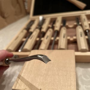 Conjunto de 12 goivas para entalhe com estojo e martelo, feitas à mão em freixo branco com afiação profissional. imagem 11