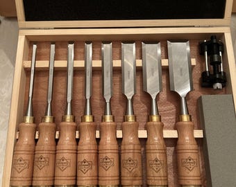 Conjunto de 8 formões para madeira com caixa, 60 unidades, estilo clássico alemão, cabo de madeira de faia e detalhes em latão.