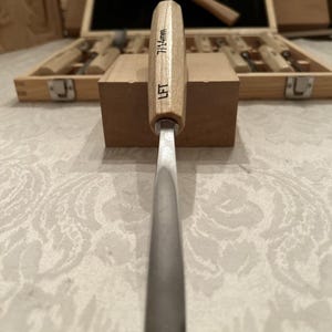 Conjunto de 12 goivas para entalhe com estojo e martelo, feitas à mão em freixo branco com afiação profissional. imagem 12