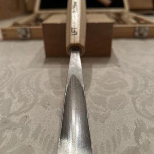 Conjunto de 12 goivas para entalhe com estojo e martelo, feitas à mão em freixo branco com afiação profissional. imagem 3