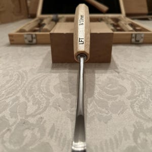 Conjunto de 12 goivas para entalhe com estojo e martelo, feitas à mão em freixo branco com afiação profissional. imagem 9