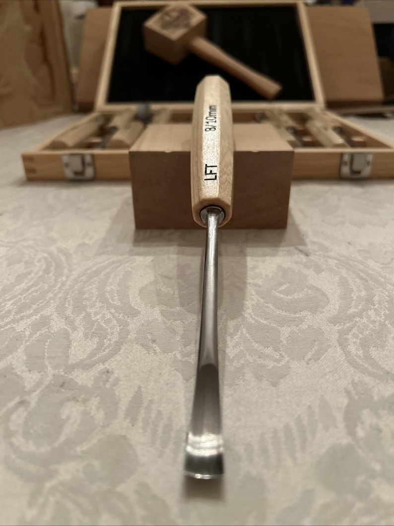 Conjunto de 12 goivas para entalhe com estojo e martelo, feitas à mão em freixo branco com afiação profissional. imagem 9