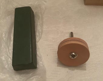 Argola de polimento elétrica e 225 g de composto de polimento verde.