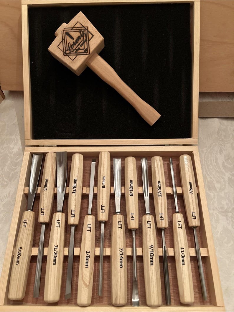 Conjunto de 12 goivas para entalhe com estojo e martelo, feitas à mão em freixo branco com afiação profissional. imagem 1