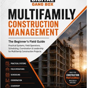 Może przedstawiać: Plakat promocyjny dla "Multifamily Construction Management" firmy Digital Gang Box. Projekt zawiera obraz placu budowy, pomarańczowe i czarne akcenty oraz tekst podkreślający praktyczne systemy, operacje w terenie, harmonogramowanie, koordynację i przywództwo. Plakat jest "Built for Construction Professionals."