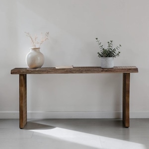 Konsola z litego drewna z krawędzią Live Edge – rustykalny stolik do przedpokoju, stolik kawowy z naturalnego drewna, mebel akcentowy do wąskiego korytarza